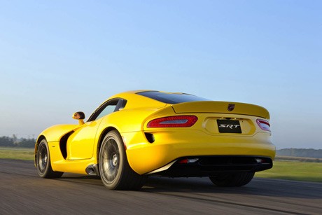 SRT Viper 2013 đi với kèm động cơ 8.4L V10 hút khí tự nhiên cho công suất 640 mã lực và mô-men xoắn cực đại 813 Nm. Bên cạnh công bố giá bán, Chrysler cũng cung cấp một số hình ảnh của SRT Viper mới với hai màu ngoại thất: xanh và vàng.