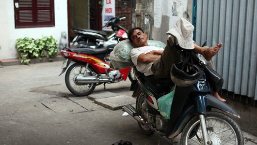 Một giấc ngủ êm ái trên xe máy