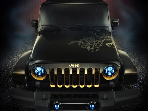 Jeep Wrangler Dragon Concept là một trong những phiên bản offroad đặc biệt được thiết kế với nhiều chi tiết bằng vàng. Đây là thành quả mà hãng chuyên sản xuất xe địa hình Mỹ Jeep và từng được mang tới triển lãm ôtô Bắc Kinh, Trung Quốc. Xe màu đen với một số chi tiết mạ vàng như lưới tản nhiệt. Hình rồng uốn lượn từ sườn trái kéo dài lên nắp ca-pô. Vành xe hợp kim nhôm 18 inch với bộ lốp off-road 35 inch.