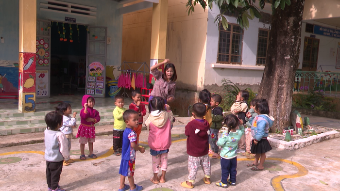 Các em học sinh trong giờ vui chơi tại trường Mầm non xã Đăk Nhoong, huyện Đăk Glei, tỉnh Kon Tum (Nguồn: Website huyện Đăk Glei).