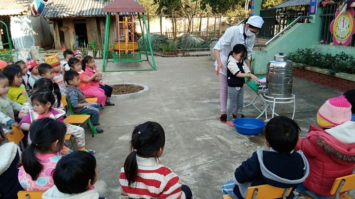 Các em học sinh Trường Mầm non Nghiên Loan 2, huyện Pác Nặm, tỉnh Bắc Kạn sát khuẩn tay trước giờ học (Nguồn: Website nhà trường).