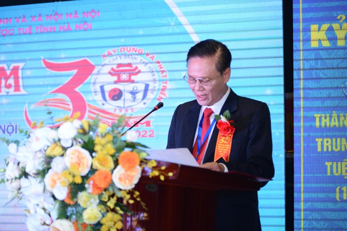 Phó Giáo sư, Tiến sĩ Phan Anh Tuấn, Hiệu trưởng Trường Trung cấp Y dược Tuệ Tĩnh Hà Nội phát biểu tại buổi lễ. Ảnh: Trà My