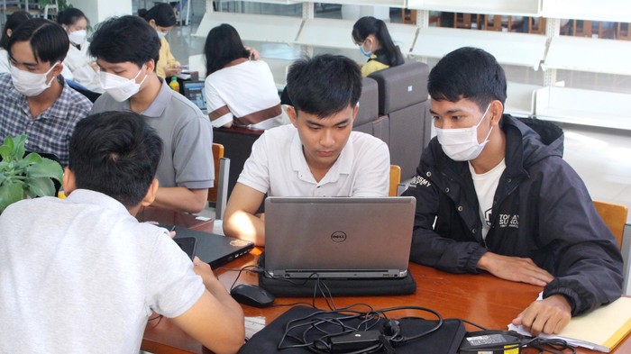 Sinh viên Trường Đại học An Giang học nhóm tại thư viện trường (Nguồn: Fanpage nhà trường).