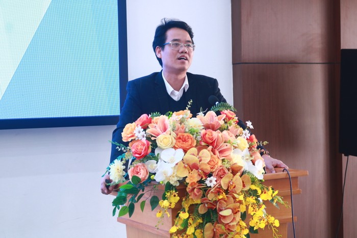 Tiến sĩ Vũ Văn Đẩu, Trưởng khoa Điều dưỡng - Hộ sinh, Trường Đại học Điều dưỡng Nam Định phát biểu tại hội thảo. Ảnh: Doãn Nhàn
