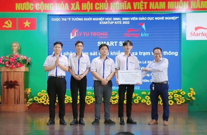 Hữu Duy (ngoài cùng bên trái) cùng nhóm của mình nhận đầu tư, đặt hàng từ doanh nghiệp tại Cuộc thi &quot;Ý tưởng khởi nghiệp học sinh, sinh viên giáo dục nghề nghiệp&quot; Startup Kite 2022. (Ảnh: NVCC).