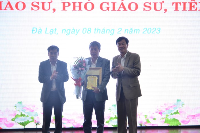 Giáo sư Phạm Tiến Sơn (đứng giữa) trong Lễ vinh danh tân Giáo sư, Phó Giáo sư, Tiến sĩ của Trường Đại học Đà Lạt (Ảnh: Trường Đại học Đà Lạt).