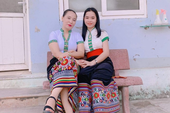Lô Thị Lâm (bên phải) chụp ảnh cùng giáo viên tại Trường Phổ thông Dân tộc nội trú - Trung học phổ thông số 2 tỉnh Nghệ An (Ảnh: NVCC).