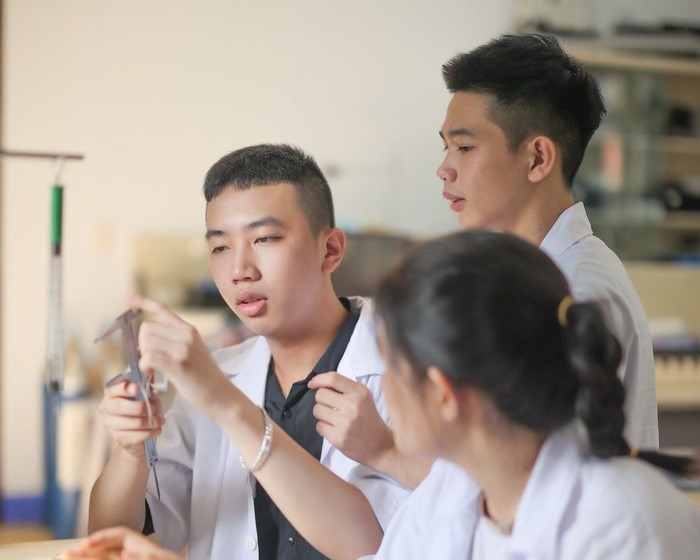 Sinh viên Trường Đại học Khánh Hòa trong tiết học thực hành (Nguồn: Fanpage nhà trường).