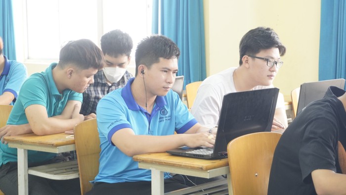 Học sinh Trường Cao đẳng Công nghệ Thông tin Thành phố Hồ Chí Minh trong tiết học (Nguồn: Fanpage nhà trường).