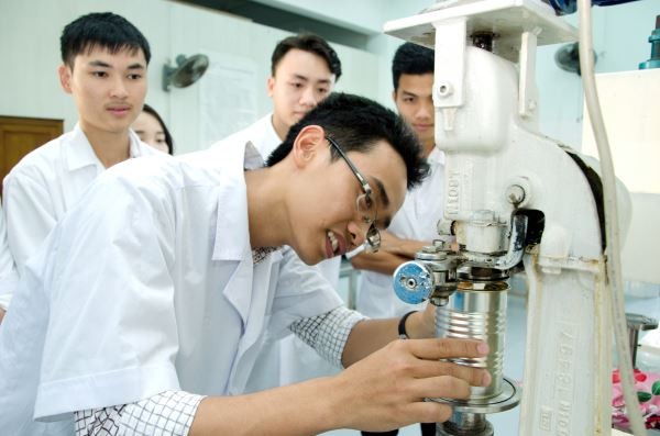 Sinh viên trong phòng Thí nghiệm Công nghệ thực phẩm, Trường Đại học Nha Trang (Nguồn: Website nhà trường).