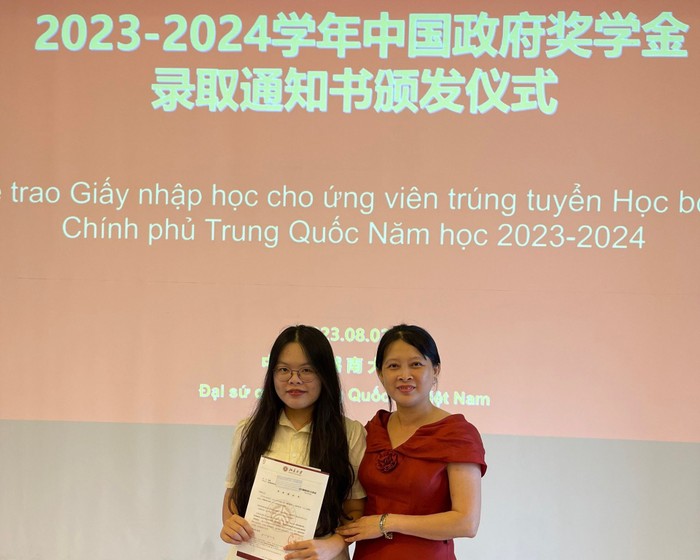 Ngô Kim Ngân (bên trái) cùng mẹ tại Đại sứ quán Trung Quốc ở Hà Nội trong buổi trao Giấy nhập học cho ứng viên trúng tuyển Học bổng Chính phủ Trung Quốc năm học 2023 - 2024 (Ảnh: NVCC).