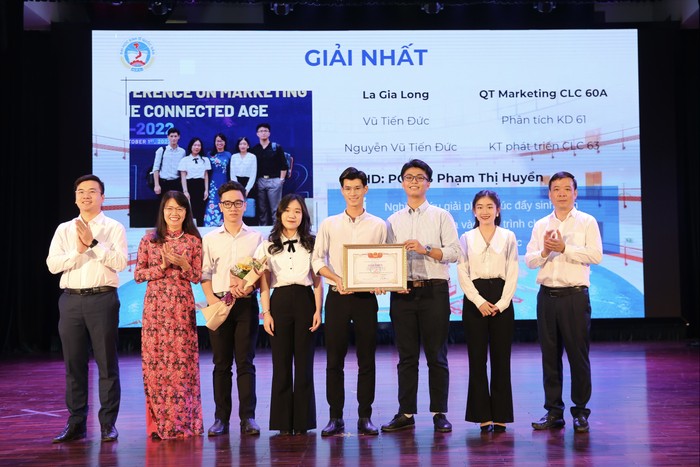 La Gia Long (đứng thứ 5 từ trái sang) cùng giảng viên hướng dẫn và các bạn trong nhóm nghiên cứu của mình nhận Giải Nhất giải thưởng “Sinh viên Nghiên cứu Khoa học” Trường Đại học Kinh tế Quốc dân năm 2022 (Ảnh: NVCC).