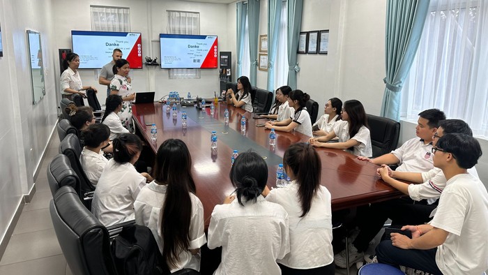 Sinh viên ngành Kinh doanh quốc tế của Trường Đại học Kinh tế và Quản trị Kinh doanh – Đại học Thái Nguyên trong buổi đi thực tế ở Công ty Wiha của Đức (Ảnh: NTCC).