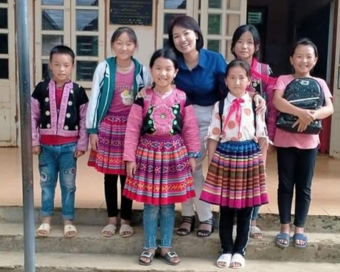 Cô Khuất Thị Hoa – Hiệu trưởng Trường Tiểu học Lóng Luông và các em học sinh (Ảnh: NVCC).