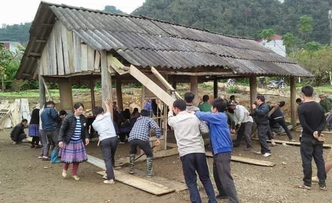 Các thầy cô nhà trường cùng người dân địa phương nỗ lực xây dựng cơ sở vật chất cho nhà trường (Ảnh: NVCC).