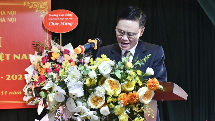 Phó Giáo sư, Tiến sĩ Phan Anh Tuấn – Hiệu trưởng Trường Trung cấp Y dược Tuệ Tĩnh Hà Nội phát biểu tại buổi lễ (Ảnh: Khánh An).