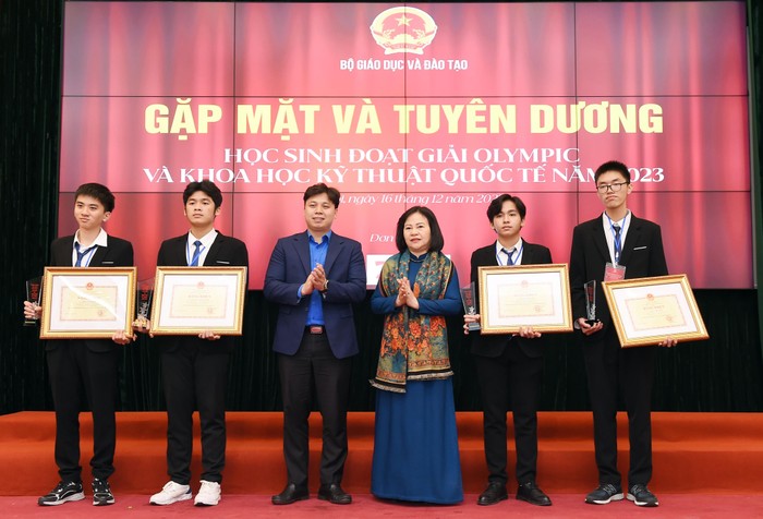Thứ trưởng Bộ Giáo dục và Đào tạo Ngô Thị Minh trao Bằng khen của Bộ trưởng cho các học sinh đoạt giải cao tại các kỳ thi Olympic
