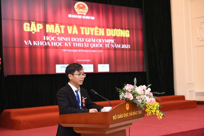 Em Đinh Cao Sơn, học sinh Trường Trung học phổ thông chuyên Hà Tĩnh, Huy chương Vàng Olympic Hóa học quốc tế.