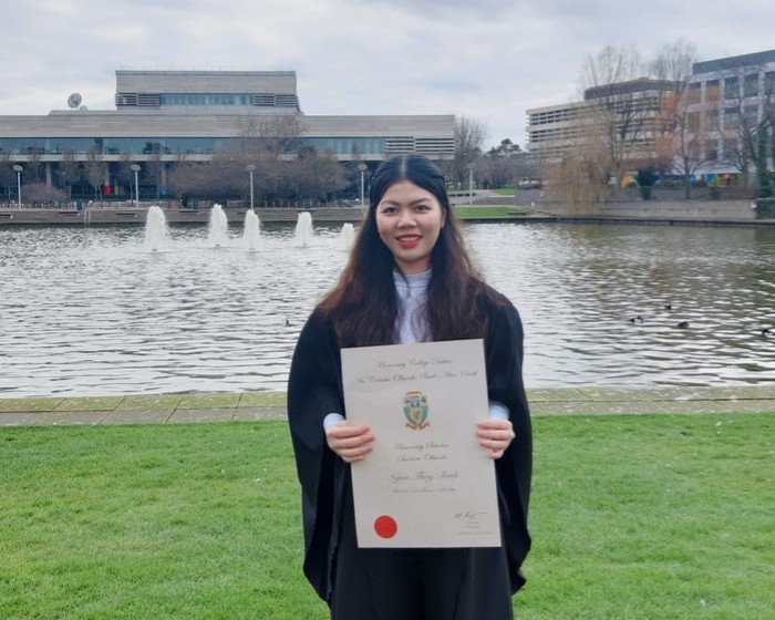 Trịnh Thủy Ngân vừa nhận bằng tốt nghiệp xuất sắc cho chương trình Thạc sĩ Ngôn ngữ học và Ngôn ngữ học ứng dụng tại Đại học Dublin, Ireland (Ảnh: NVCC).