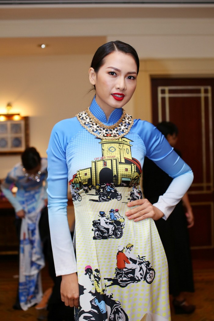 Người mẫu Anh Thư dịu dàng trong tà áo dài họa tiết chợ Bến Thành