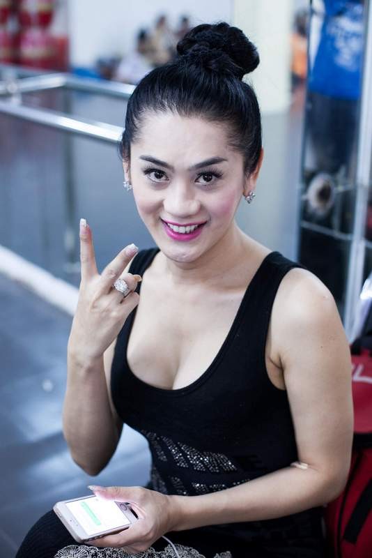 Trước ngày diễn ra show, Lâm Chí Khanh vẫn tươi cười và hăng hái tập luyện. Cô hy vọng có thể mang đến cho khán giả những tiết mục hoàn hảo và đặc sắc nhất.