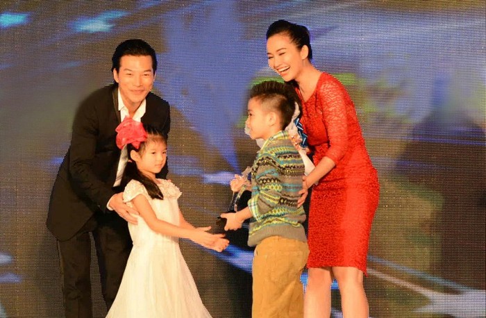 Bảo Tiên cùng ba trao giải "Nhóc tì của năm" cho bé Sonic.
