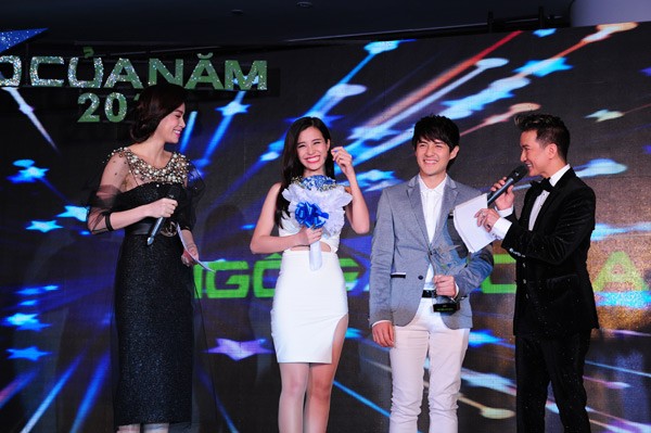 Đông Nhi - Ông Cao Thắng bất ngờ khi nhận giải "Cặp đôi của năm".