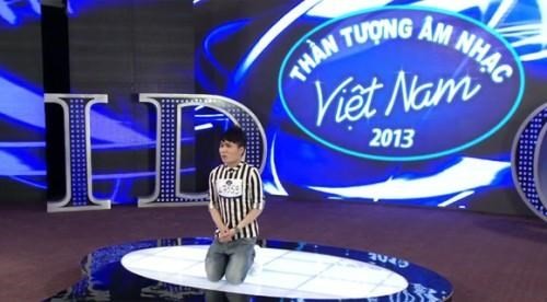 Quân Kun được cho là thảm họa của Vietnam Idol với hành động quỳ xin BGK cho vào vòng trong.