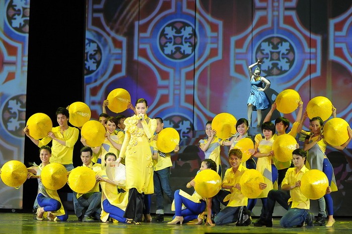 Hồ Ngọc Hà trẻ trung và rực rỡ với chiếc áo dài màu vàng được cách điệu lạ mắt, trong chương trình cô thể hiện ca khúc "Sài Gòn – Sài Gòn"