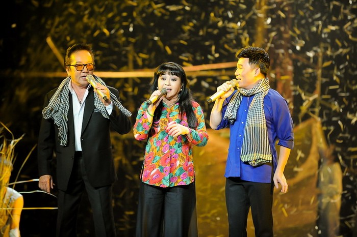 Hương Lan có màn kết hợp đầy bất ngờ với hai giọng ca Quang Linh, Evis Phương trong ca khúc "Hương lúa"