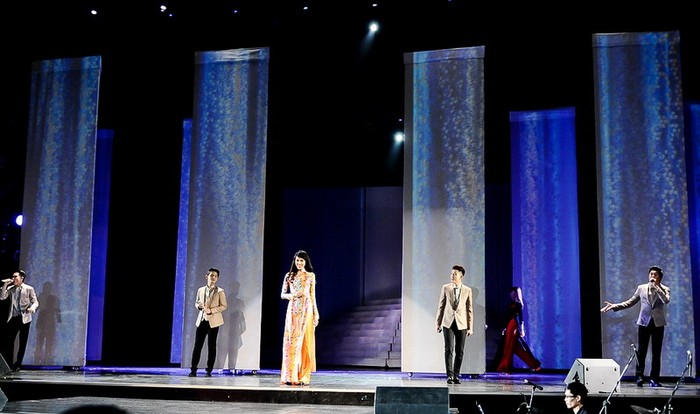 Nhóm V-Music với ca khúc "Xinh tươi Việt Nam", kết hợp cùng phần trình diễn áo dài của các người mẫu