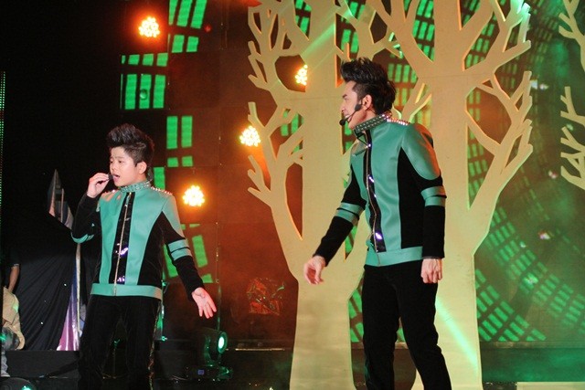 Quán quân The Voice Kids xuất hiện bên cạnh Đan Trường qua ca khúc "Lời ru rừng xanh". Cả hai cùng mặc trang phục ton sur ton đẹp mắt.