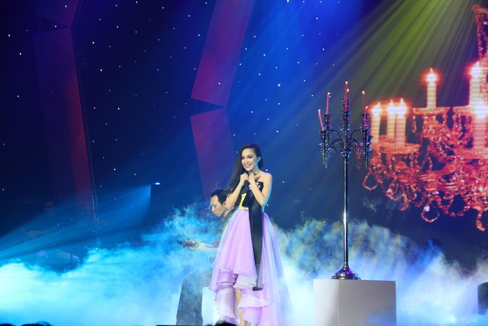 Trong chương trình, cô thể hiện ca khúc Dạ khúc và ca khúc Về trong suối nguồn của nhạc sỹ Trịnh Công Sơn.