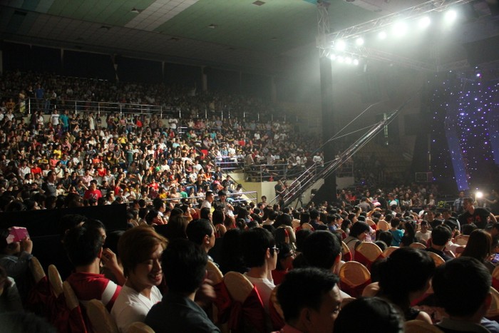 Hơn 2500 khán giả tham dự liveshow đầu tiên của nữ ca sĩ Hiền Thục. Đây được coi là số lượng khán giả khủng nhất từ trước tới nay trong liveshow Dấu Ấn.