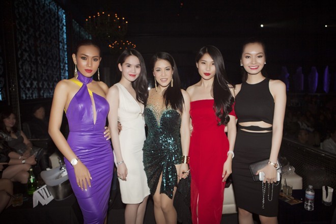 Các người đẹp của công ty Venus khoe sắc bên cạnh nữ ca sĩ Thu Phương.