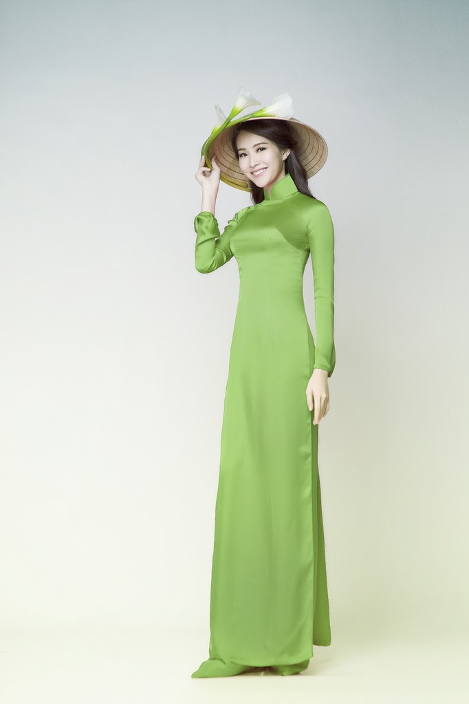 Áo dài là niềm kiêu hãnh của người Việt, là biểu tượng của trang phục phụ nữ Việt Nam và là một sản phẩm văn hóa với vẻ đẹp đằm thắm, dịu dàng.