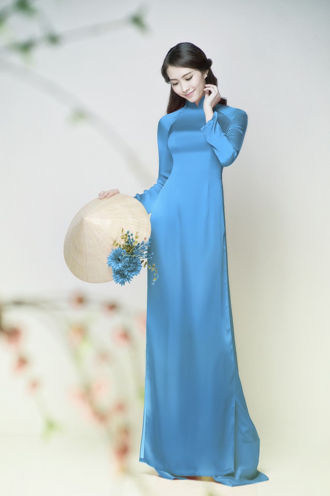Trong tà áo dài Việt không họa tiết, kết hợp cùng chiếc nón lá truyền thống được điểm xuyết thêm những cánh hoa, người xem có thể dễ dàng cảm nhận nét đẹp thuần khiết của Hoa hậu Đặng Thu Thảo.