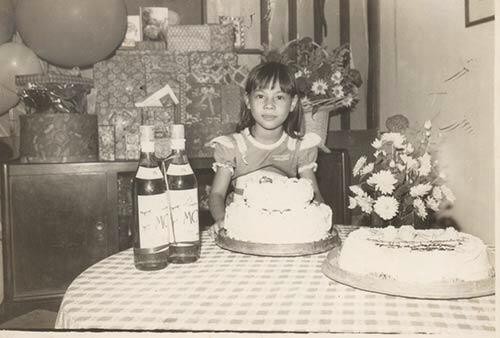 Tuy cuộc sống gia đình không mấy sung túc, nhưng Thanh Thảo cho biết cô rất may mắn khi được bố mẹ yêu thương, và năm nào cũng làm cho mình một ngày sinh nhật thật ý nghĩa. (Hình ảnh sinh nhật ấm cúng của Thanh Thảo lúc 8 tuổi)