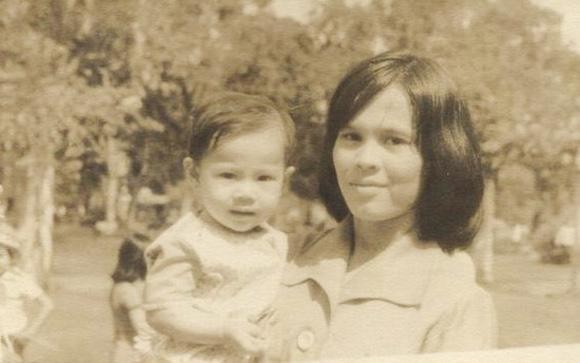 Thanh Thảo chụp ảnh cùng mẹ năm 1 tuổi.