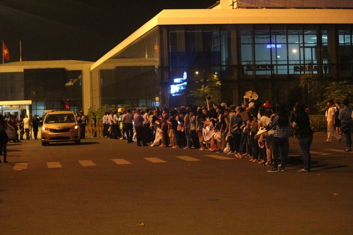 Hàng trăm fan kiên nhẫn đứng chờ trước cổng.