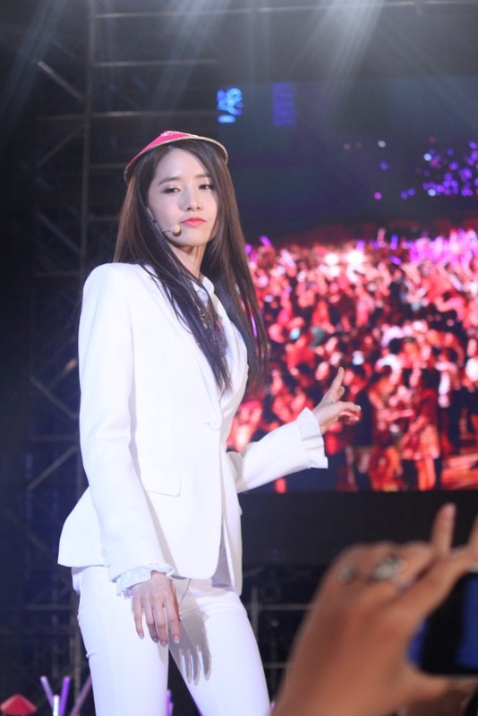 Yuri nhận một chiếc nón lá màu hồng từ khán giả và đội lên đầu, hành động đáng yêu này khiến fan Việt vô cùng hạnh phúc.