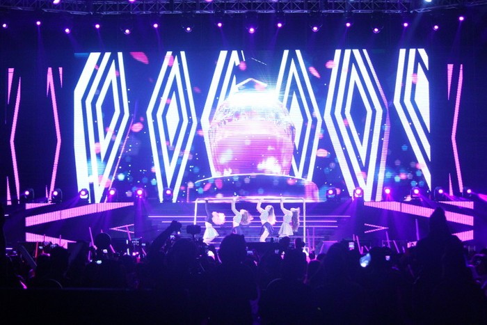 Sân khấu của đại nhạc hội được đầu tư hoành tráng theo chuẩn quốc tế với hệ thống loa, 2 màn hình led được bố trí hai bên cùng một màn hình khủng ở giữa. Nhóm nhạc Miss A mở màn cho phần trình diễn của các nhóm nhạc Hàn Quốc với loạt ca khúc Bad Girl Good Girl, Goodbye Baby, Touch và Over You .