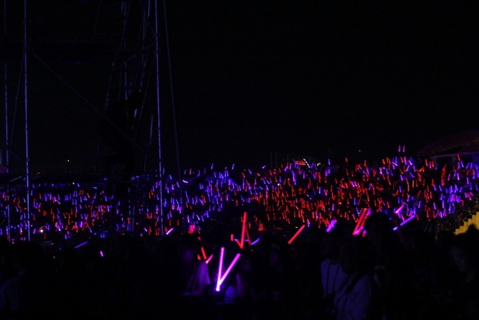 Hàng ngàn fan Việt khiến cả sân vận động Quân khu 7 rực sáng bởi những chiếc đèn led được trang bị từ trước đó. Dường như lúc này phe áo hồng (fan SNSD) đang giữ vị trí áp đảo với hơn phân nửa khán giả tại đây.