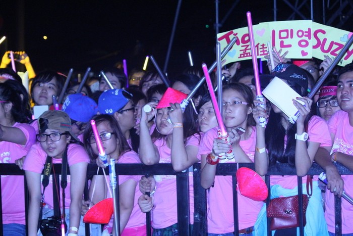 Một số fan cho biết, việc chuẩn bị đèn, đồng phục đã được các nhóm chuẩn bị từ trước qua một trang web tập hợp các fan SNSD lớn nhất Việt Nam. Họ tự nguyện bỏ tiền để mua các phụ kiện nhằm thể hiện tình cảm và sự hâm mộ của mình đối với thần tượng.