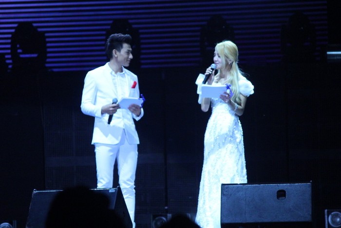 Hyoyeon và Isaac đều xuất hiện với trang phục trắng vô cùng nổi bật, cả 2 đảm nhận vai trò MC trong suốt chương trình.