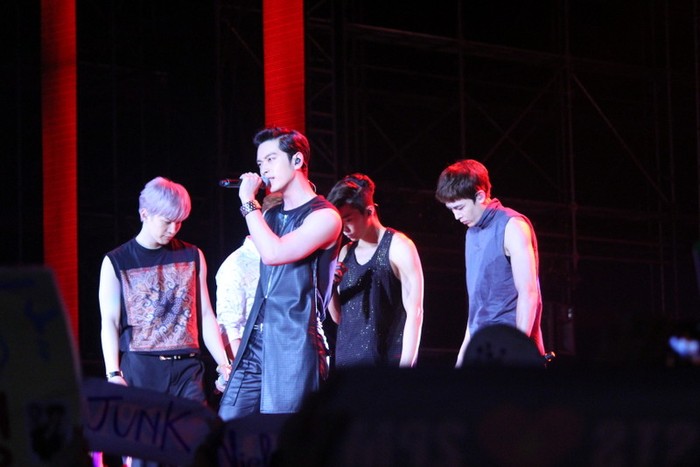 Sự xuất hiện bất ngờ và được chờ đợi từ rất lâu của 2PM khiến fan hò reo không dứt.
