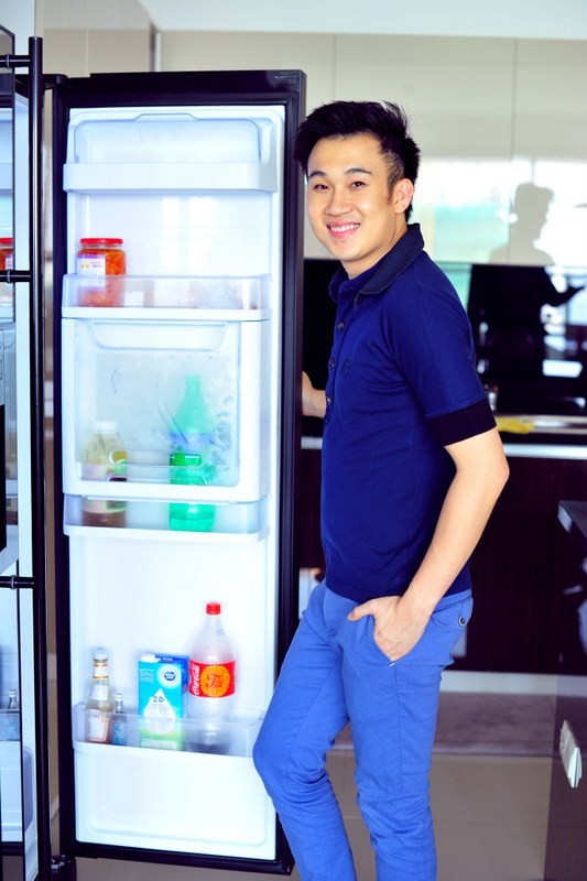 Dương Triệu Vũ khá chăm chút cho căn bếp, anh tậu luôn một chiếc tủ lạnh to đùng để có thể chứa được nhiều thực phẩm.