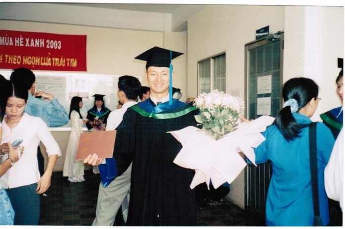 Đức Tuấn khoe bằng tốt nghiệp Đại học Ngoại thương.
