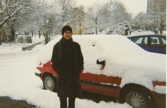 Hình ảnh Hồ Trung Dũng bên cạnh chiếc xe phủ đầy tuyết, lúc anh còn du học tại nước ngoài.