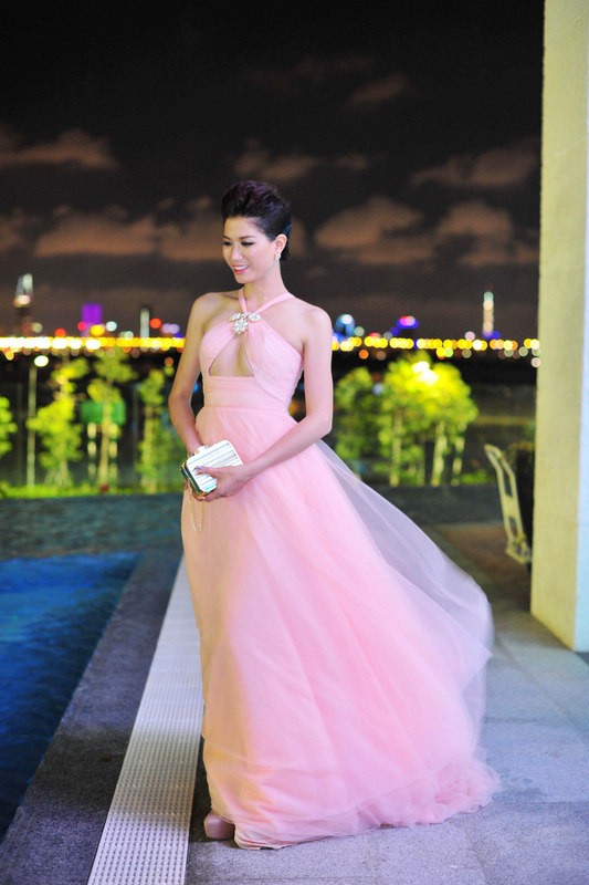 Tham gia sự kiện đặc biệt này, siêu mẫu Trang Trần gây chú ý với chiếc đầm dạ hội màu nude của nhà thiết kế Chung Thanh Phong.